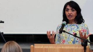Moderatorin Anette Zietsch (l.) führt das abschließende Gespräch mit Muhterem Aras.