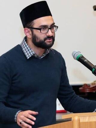 Naweel Ahmed Shad gehört mit zum Organisationsteam und bringt hier Impulse seiner Gruppenarbeit vor.