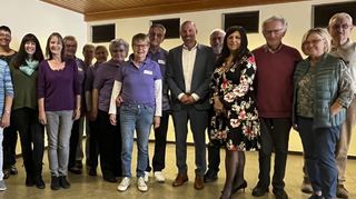 Das neue Organisationsteam des Altennachmittags mit Bürgermeister Timo Wangler (6. v. r.). Viele helfende Hände sollen auch in Zukunft für den Erfolg des einmal monatlichen Treffens sorgen.