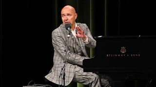 Arnim Töpel reist mit seinem Publikum humorvoll und musikalisch durch „60 Jahre Töpel“ und weiß mit verschiedenen Instrumenten zu unterhalten.