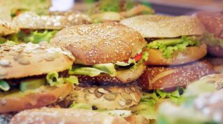 Bereit zum Verzehr: Vegetarische Bagels in Bio-Qualität.