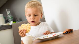Bei Kindern ganz besonders auf eine ausgewogene Ernährung achten.