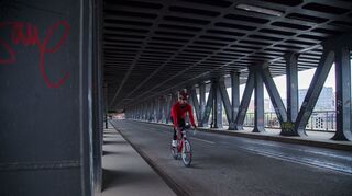 Wer mindestens dreimal pro Woche Ausdauertraining wie Radfahren betreibt, kann sein Immunsystem stärken und fühlt sich mental ausgeglichener.
