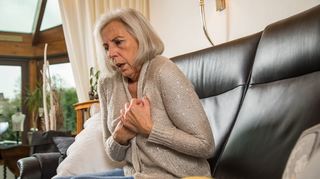 Bei kalter Außentemperatur können sich die Herzkranzgefäße verengen und das Herz muss gegen einen größeren Widerstand anpumpen.