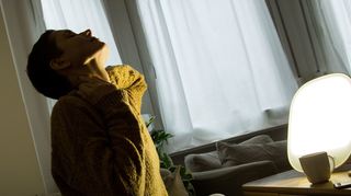 Jede Woche 30 Minuten vor einer Tageslichtlampe können gegen den Winterblues helfen.