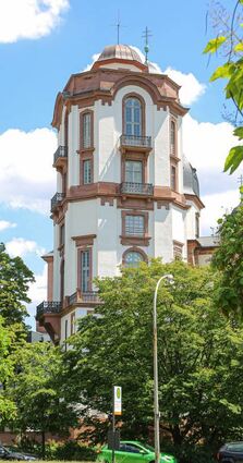 Saniert und mit historischer Kuppel ergänzt: die Sternwarte heute.