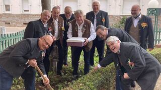 Der trockene Boden zwingt die Kerweborscht mehrere Grabungsversuche durchzu-führen – auf dem Bild muss nicht unbedingt die Stelle zu sehen sein, wo Kuchen und Wein in der „Schatzkiste“ verbuddelt ist. Oder vielleicht doch?