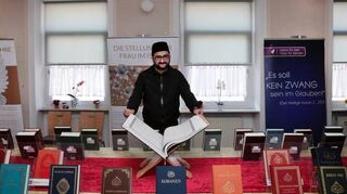 Imam Naweel Shad hat viele Koran-Ausgaben mitgebracht. Er möchte mit Menschen bei der Awo ins Gespräch kommen und mit Vorurteilen aufräumen.