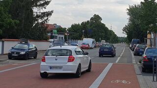 Mehr Sicherheit für Fußgänger und Radfahrer sowie weniger Lärm für die Anwohner erhofft man sich durch Tempo 30 in der Wag-häuseler Straße (Bild) und Hockenheimer Straße, eine der Hauptverkehrsachsen durch die Gemeinde.