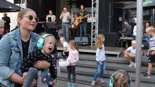 Schwetzinger Herbst 2021: Da waren die Temperaturen angenehm und selbst die Kleinsten hatten Spaß bei der Musik der Band „Schartel“.