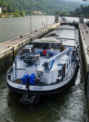 27 Neckarschleusen gibt es, doch die 105 Meter langen Bauwerke sind nicht mehr Stand der Technik – Containerschiffe messen heute 135 Meter.