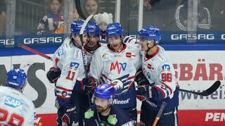 Adler-Spieler Markus Eisenschmid erzielt die 2:1-Führung in Berlin.