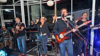 Im Stadthallen-Restaurant begeistert die Band Pusch mit stimmungsvollen Klassikern der Rock- und Pop-Geschichte die zahlreichen Gäste. Und Tanzen war erlaubt.