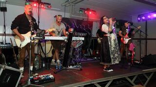 Im Gerätehaus der Feuerwehr wird das Festzeltkommando seinem Ruf als Party-Band gerecht und animiert die Besucher zum Singen, Klatschen und Tanzen.