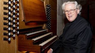 Professor Daniel Roth aus Paris gestaltet bei den Internationalen Musiktagen einen Orgelabend – hier sitzt er an der Chororgel.