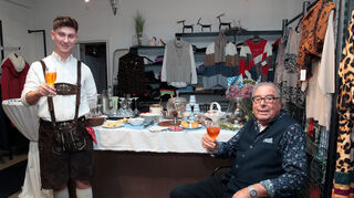 Im Hosenshop erwarten Philip Brucato und Giacomo Netto die Kunden mit Snacks und Getränken.