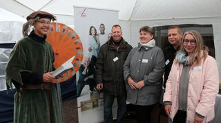 Am Stand "FitLine"  tauschen sich  "Marlini", Christian und Melanie Haas sowie David und Chantal Stewart aus.