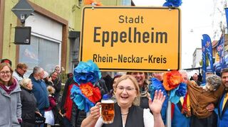 Bürgermeisterin Patricia Rebmann kommt mit dem E-Bike zur Kerwe. Chauffiert wird sie von Kerweborschtin Sandra Schönerstedt.