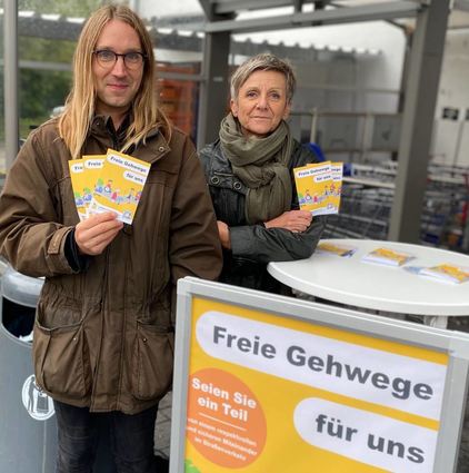 Patrick Alberti und Ute Walter machen auf eine Problematik aufmerksam.