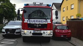 Auch wenn das Löschfahrzeug hier gerade noch so durchkommt: Für die Feuerwehr ist es in Ketsch oft zu eng, um im Ernstfall ohne Probleme agieren zu können.