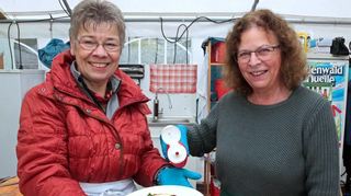 Ohne fleißige Helfer funktioniert kein Fest: Christina Seefeldt (l.) und Elisabeth Vogelbacher sind bei der Essensausgabe im Einsatz.