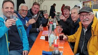 Draußen regnet es, drinnen im Festzelt feiern Bernd Kieser (v. l.), Bernhard Ertl, Steffen Bender, Andreas Hildebrand, Gerhard Deppisch und Reinhard Schäfer umso fröhlicher beim FV-Frühschoppen.