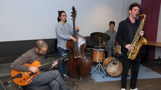 Im Hotel Taste spielt das „Adrian Gallet Quartett“ für die Gäste der Nacht der Musik auf. Es erklingen Standards wie „Take The A-Train“ oder „Stomping At The Savoy“ mit viel Improvisation.