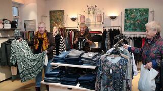 Im Hosenshop stöbern Ilka Sparr (v. l.), Isabella Schmitt und Christel Lauschke am verkaufsoffenen Sonntag im großen Angebot und hoffen auf das eine oder andere Schnäppchen.