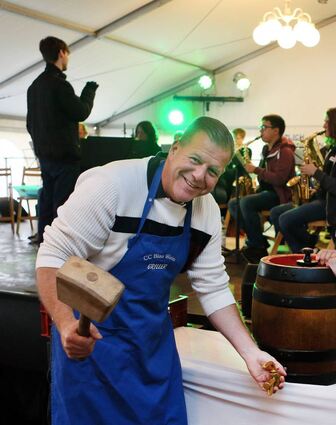 Oberbürgermeister Marcus Zeitler läutet das sonntägliche Treiben mit einem Fass-bieranstich im Festzelt ein. Im Hintergrund sorgen die Musikfreunde Reilingen für die musikalische Untermalung, bevor der verkaufsoffene Sonntag die Gäste lockt.