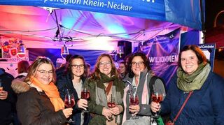 Susanne Brandt und Nicole Stiefel (von rechts) mit ihren Freundinnen ließen sich am Stand des ECC die Cocktails schmecken.