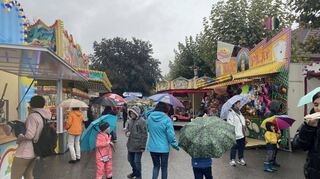 Auch bei Regen zieht es noch etliche Eppelheimer auf den Festplatz und so fällt die Bilanz trotz Wetter positiv aus.