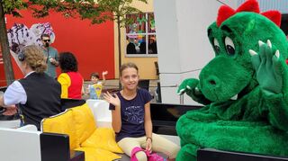 Drache „Olli“ freut sich über die nette Begleitung aus Ketsch. Simana hat beim großen Sommergewinnspiel unserer Zeitung die exklusive Cabriofahrt bei der Jubiläumsparade im Legoland Deutschland Resort in Günzburg gewonnen.