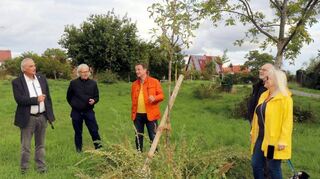 Hoffen auf viele weitere Bäume auf der Obstwiese im HÖP: Fritz Rösch (v. l.), Uwe Heidenreich, Richard Wörner sowie Edeltraut und Michael Schöllkopf.