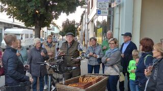 Tross mit der Schees: Gefüllt mit Brezeln und neuem Wein bewegt er sich durch die Mannheimer Straße vom Rose-Saal bis zum Rathaus und zurück ins Heimatmuseum.