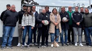 Vereinsdialog bei der SG Oftersheim: Vertreter des Verbandes besuchen die engagierten Fußballer, darunter BFV-Präsident Ronny Zimmermann (7. v. r.), BFV-Vizepräsident Rüdiger Heiß (7. v. l.) und Kreisvorsitzender Harald Schäfer (2. v. l.).