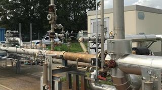 Beim Geothermie-Kraftwerk des Energieversorgers EnBW in Bruchsal wird aktuell die Gewinnung von Lithium als Nebenprodukt der Erdwärmenutzung an dieser Stelle des Leitungssystems wissenschaftlich untersucht.