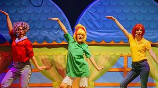 Bei der kleinen Hexe Bibi Blocksberg (M.) ist immer etwas los. Im Musical des Coco-mico Theaters aus Köln geschieht das unter anderem in Tanz und Gesang.