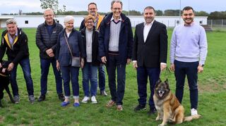 Bei der Einweihung des neuen Domizils der Ortsgruppe im Verein für Deutsche Schäferhunde stellen (v. l.) Ute Germer, Wolfram Gothe, Klaus Pietsch, Gabriele Rösch, Elke Schwenzer, Timo Laibach, Bürgermeister Dr. Ralf Göck, Vorsitzender Volker Becker und Seluk Gök zusammen mit den Hunden „Dori“ und „Lara“ der Anlage ein gutes Zeugnis aus.
