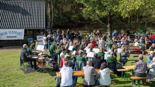 Reger Zuspruch: Mit flotten Rhythmen begeistert der Musikverein Oftersheim unter der Leitung von Andreas Schnell sein Publikum.
