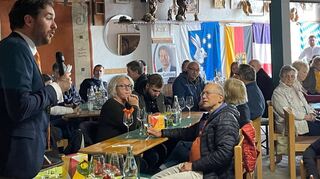 Eine politische Weinprobe mit Andreas Sturm (l.) fand in Reilingen statt.
