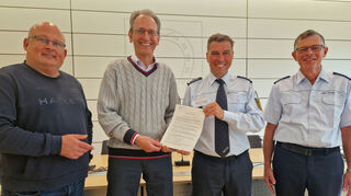 Sichtlich zufrieden mit der Kriminalitätsentwicklung 2021 in Brühl sind (v. l.) Ordnungsamtsleiter Jochen Ungerer, Bürgermeister Dr. Ralf Göck, Armin Öchsner, Interims-Polizeichef des Polizeireviers in Neckarau, sowie Polizeihauptkommissar Alfred Bauer, Leiter des Polizeipostens Brühl.