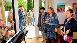 Elena Spitzner würzt die Vernissage mit ihren Liedern über Frauen, Männer und die Schönheit des Lebens. Die Künstlerin Stephanie Kolb und ihre vielen Gäste freut’s.