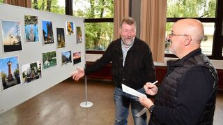 Helmut Rohr (links) und Stadtrat Jürgen Geschwill sehen sich gemeinsam die verschiedenen Motive an, um dann ihre Favoriten auf dem Stimmzettel zu notieren.