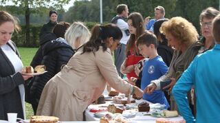 Es ist auch für die Verpflegung gesorgt: Das reichhaltige Angebot an selbst gemachten Kuchen findet bei allen Teilnehmern gute Resonanz.