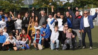 Jung und Alt gemeinsam und vereint zum großen Gruppenbild: Das vom SV 98 ausgerichtete interkulturelle Fußballturnier findet reihum großen Gefallen.