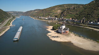 Ein Schubverband passiert die Zollburg Pfalzgrafenstein am Mittelrhein bei Kaub