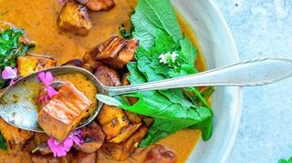 Der Schwefelporling erinnert geschmacklich an Hühnchenfleisch und schmeckt daher in einem veganen Curry.