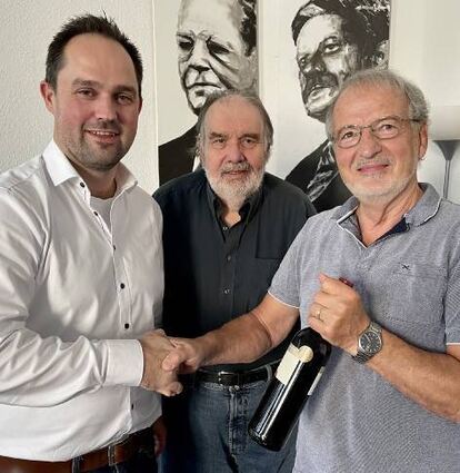 Walter Manske (r.) und Horst Ueltzhöffer danken Carsten Kropp (l.).