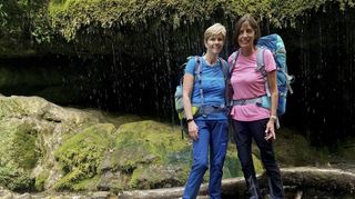 Andrea Deutsch (l.) und Gabi Kief wandern für den guten Zweck, sammeln Spenden für die Waldpiraten. Unterwegs sind sie auf dem Fernweg E1 in Deutschland.