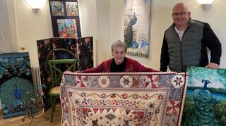 Gudrun Bauer freut sich über die hochwertigen Arbeiten, mit denen ihre Kunsthandwerker in der Villa Meixner überraschen wollen – genauso wie der Brühler Kulturbeauftragte Jochen Ungerer.